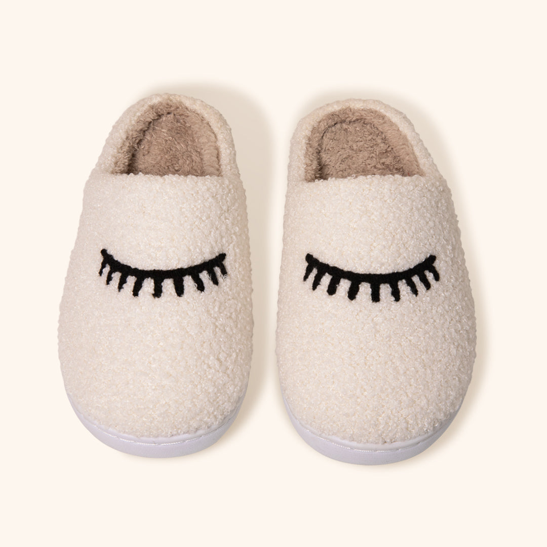 Gezellige teddypantoffels met wimperdesign
