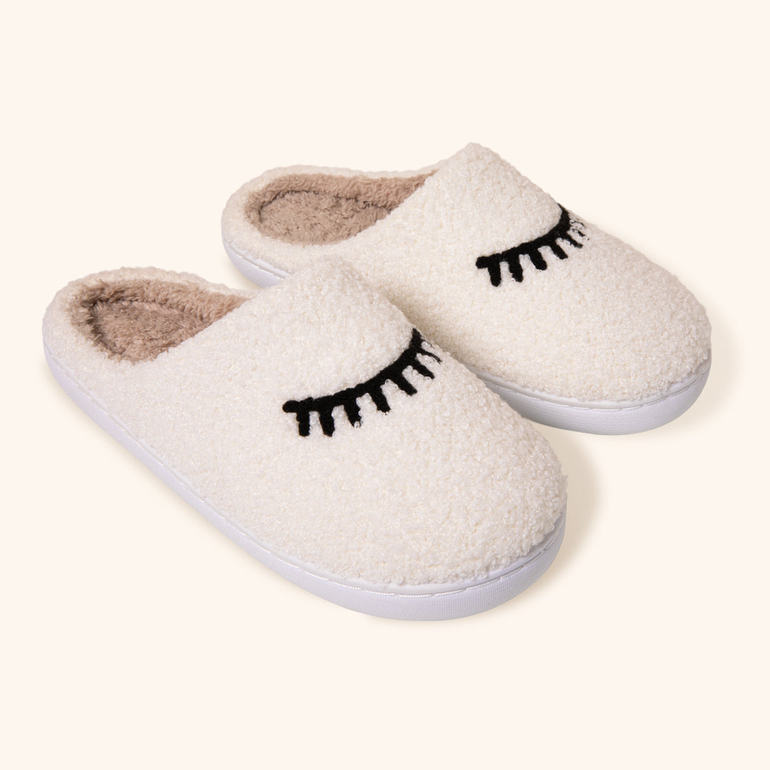 Gezellige teddypantoffels met wimperdesign